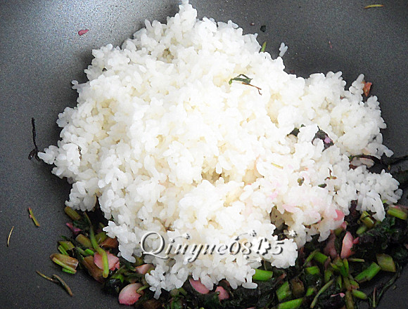 苋菜炒米饭,放米饭