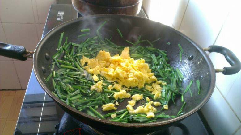 韭菜炒鸡蛋,加少许盐，倒入炒好的鸡蛋翻炒均匀关火！