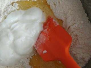 酸奶椰香纸杯蛋糕,加入玉米油，全蛋液，酸奶搅拌均匀