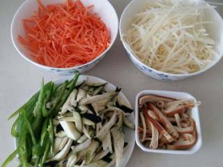 韩式拌饭,把土豆，胡萝卜，茄子，尖椒，豆腐卷都切丝备用