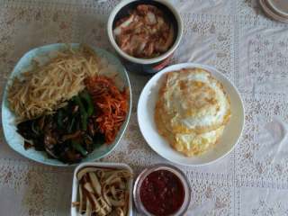 韩式拌饭,把炒熟的菜装盘备用