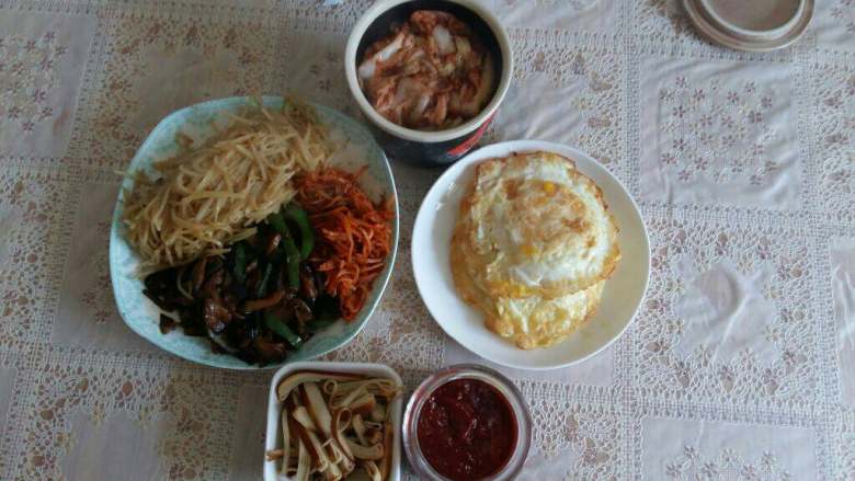 韩式拌饭,把炒熟的菜装盘备用