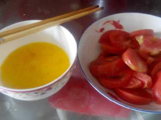西红柿鸡蛋汤,西红柿洗净切片，鸡蛋打散在碗里备用