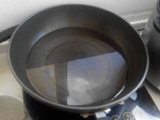 西红柿鸡蛋汤,锅里放适量水烧开