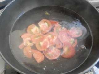 西红柿鸡蛋汤,把西红柿放在锅里烧开