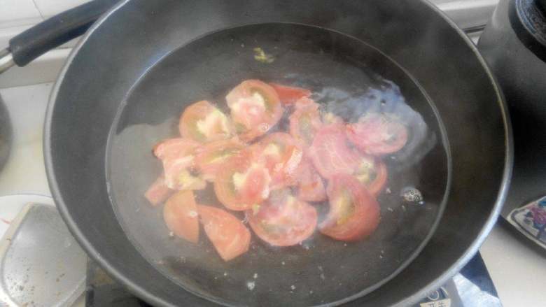 西红柿鸡蛋汤,把西红柿放在锅里烧开