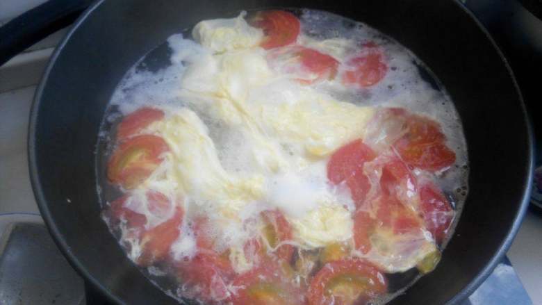 西红柿鸡蛋汤,然后把鸡蛋液沿着锅边边撒边用筷子搅着，20秒关火。如右图