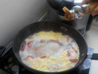 西红柿鸡蛋汤,最后放点盐，味精，淋上香油即可