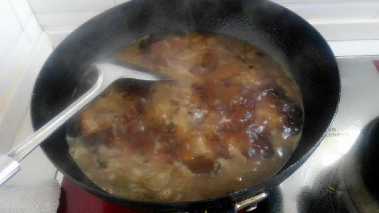 糖醋小排骨,然后在锅里放入没过排骨的开水，大火烧开后改中火炖至20分钟