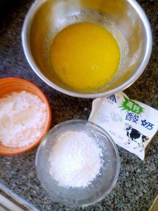 酸奶蛋糕卷,准备好所有材料，将蛋清和蛋白分离，放入两个无水的容器中。