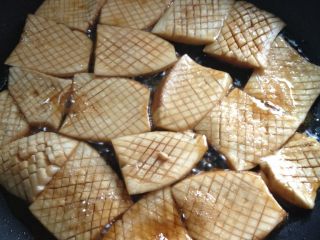 酱汁杏鲍菇,平底锅放入少许油，把杏鲍菇片放入锅中用中小火煎制