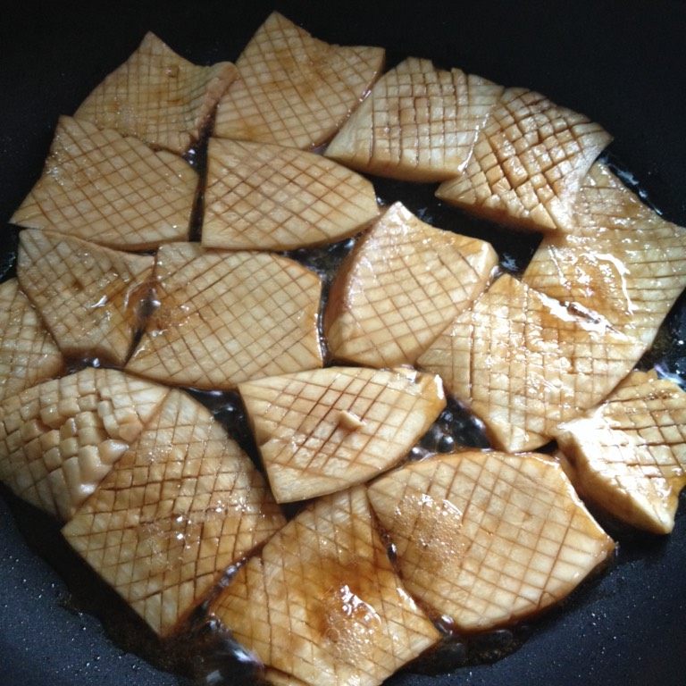 酱汁杏鲍菇,平底锅放入少许油，把杏鲍菇片放入锅中用中小火煎制