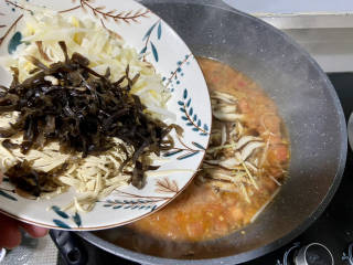 驱寒汤➕酸辣暖胃驱寒汤,加入木耳，香菇，豆皮，笋丝，葱白丝，姜丝煮开