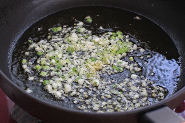 素炒白菜,锅中倒适量食用油烧至五成热，放入葱姜蒜，小火炒出香味。
