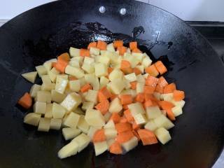酱爆双丁,放土豆和胡萝卜翻炒