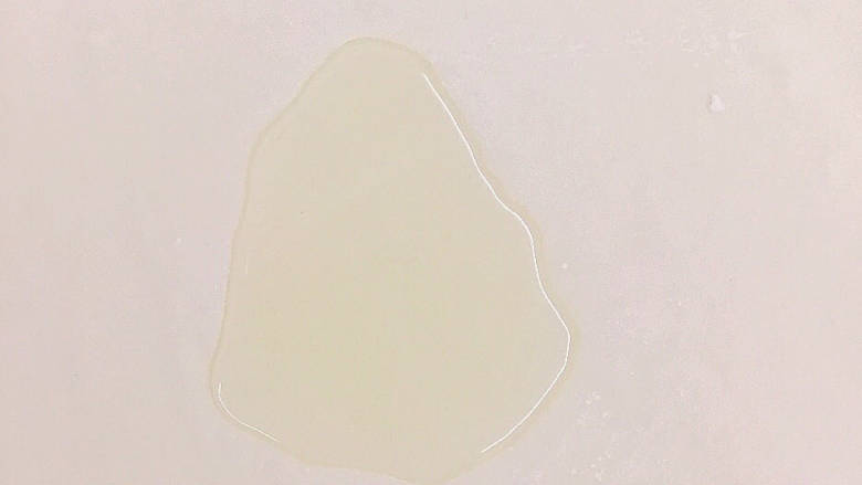 豆角焖卷子,擀成长方形薄片，均匀的抹上一层油