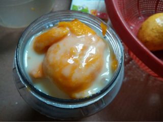 酸奶芒果冰棒,如图芒果肉放入料理机加入酸奶和炼奶