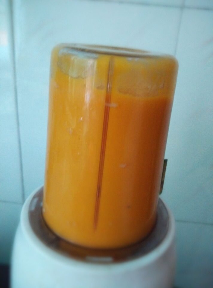 酸奶芒果冰棒,如图用料理机打成芒果糊