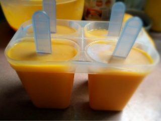 酸奶芒果冰棒,如图再装入冰棒模具里