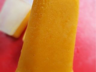 酸奶芒果冰棒,如图如图放入冰箱冷冻4小时以上即可享用