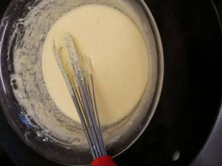 教你做冰皮月饼,刚才烧的水已经沸腾了，这个时候把奶黄糊隔水搅拌均匀，刚才油水分离的状态会慢慢消失，完全混合均匀之后盖上锅盖蒸5分钟