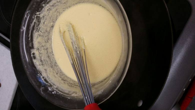 教你做冰皮月饼,刚才烧的水已经沸腾了，这个时候把奶黄糊隔水搅拌均匀，刚才油水分离的状态会慢慢消失，完全混合均匀之后盖上锅盖蒸5分钟