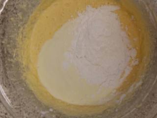 教你做冰皮月饼,鸡蛋全部加进黄油混合均匀之后，把奶粉和澄粉全部倒进去