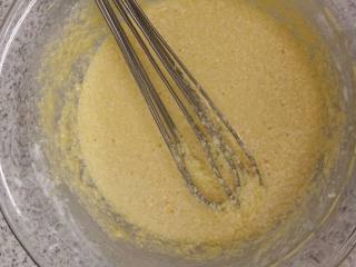 教你做冰皮月饼,用手动打蛋器混合均匀，直到看不见粉类，一定要混匀，没有颗粒
