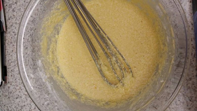 教你做冰皮月饼,用手动打蛋器混合均匀，直到看不见粉类，一定要混匀，没有颗粒