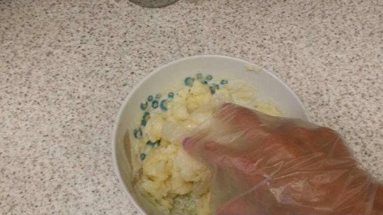 教你做冰皮月饼,只要不烫手就可以揉面团了，一定要戴上手套防粘，把刚才浮在表面的油揉进面团里面，手法就跟揉面包一样，很快就能全部揉进去的，有余温的时候最好