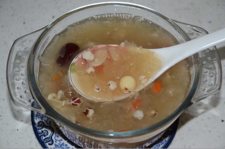 银耳八宝汤,如图炖好后根据个人口味加入适量冰糖，再炖约5分钟，待冰糖完全融化，搅匀后关火。