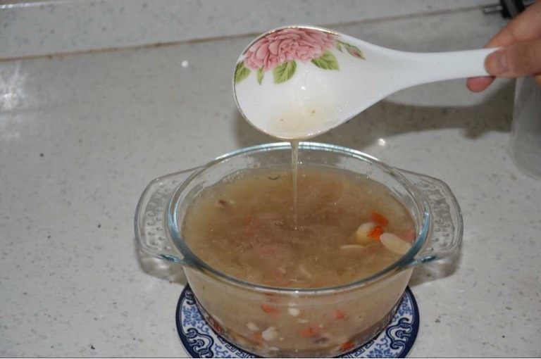 银耳八宝汤,如图待炖好的银耳汤凉后，美味清凉的银耳汤即完成。