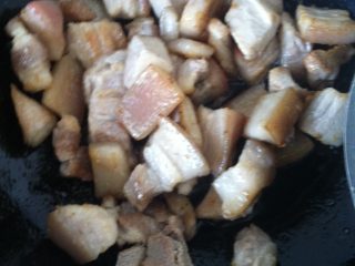 笋干红烧肉,五花肉煸至两面发黄捞出，锅内的油倒出来，留一点油
