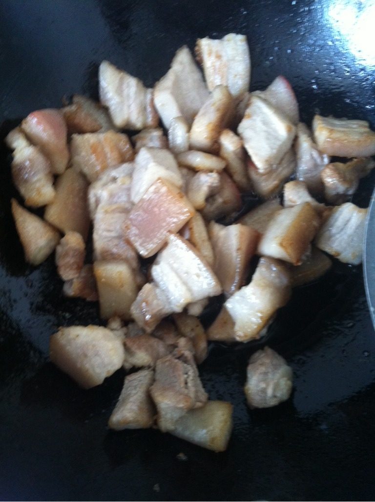 笋干红烧肉,五花肉煸至两面发黄捞出，锅内的油倒出来，留一点油