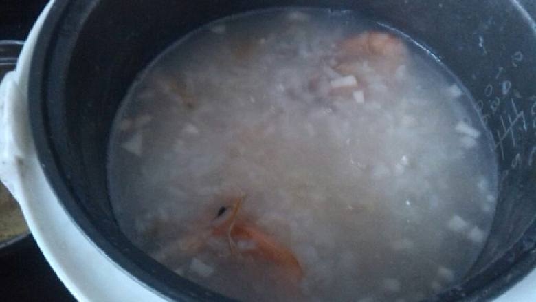 ≈海鲜粥≈,待锅内粥煮的浓稠时，倒入虾，花蛤，水继续煮