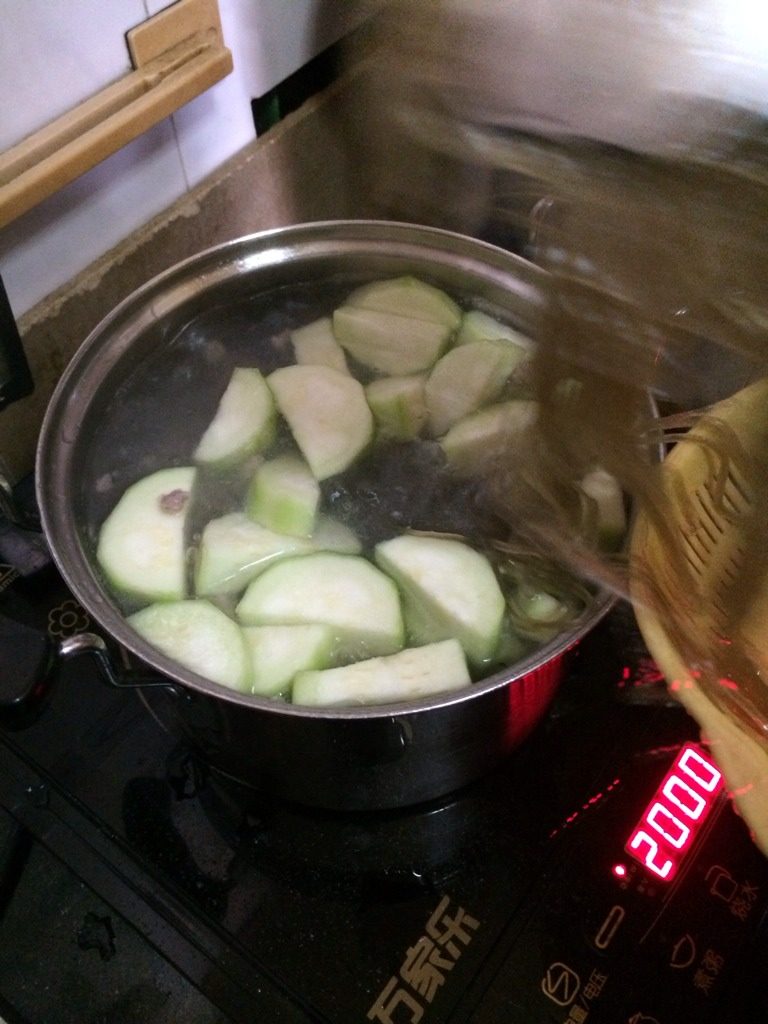 潮式丝瓜薯粉汤,1分钟后倒入丝瓜和薯粉。