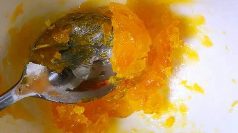咸蛋黄焗南瓜,蛋黄用勺子压成泥