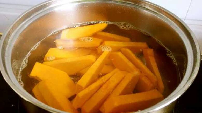 咸蛋黄焗南瓜,烧一锅热水，把南瓜条稍微焯一下水捞出，几秒就可以了，防止时间过长南瓜烂掉。