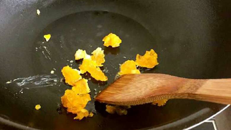 咸蛋黄焗南瓜,锅里放油烧热，放入蛋黄泥翻炒。