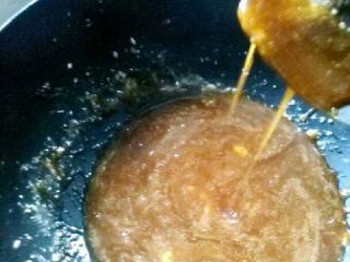 芝麻花生糖,将白砂糖和水倒入炒锅内，大火煮至沸腾后，转小火盖锅盖煮至糖浆浓稠，略泛淡黄色。