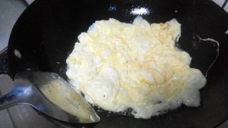 丝瓜炒鸡蛋,起锅，热油，下入鸡蛋液，翻炒几下后装入盘子备用