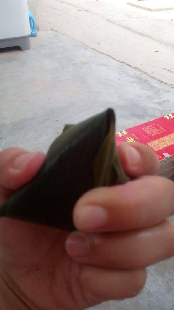 江米蜜枣粽子,然后把多余出来的那节叶子折回来握在手里