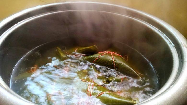 经典蜜枣粽子,高压锅会快些 我家是用的是电饭煲 把粽子放进去填上水开始煮 水开了就可以调到保温放它几个小时~要沈住气哦时间长了口感才会糯糯的~