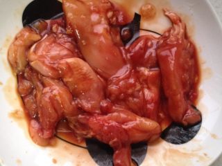 鸡肉卷,鸡腿去皮去骨，切条，加蚝油、盐、鸡精、蜂蜜、酱油拌匀腌制一会