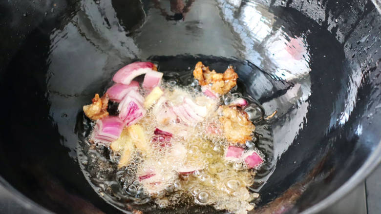 铁锅炖大鹅,起油锅先把鹅肥肉烤出油，再爆香洋葱和姜丝。
