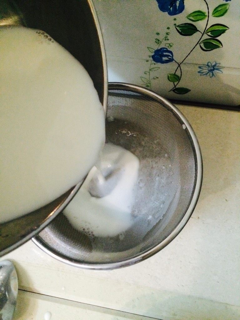 双皮奶,将蛋清和牛奶的混合物过滤