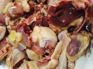 鸽肉淮山粥,鸽肉斩件，用盐，姜片，生抽和胡椒粉腌制.