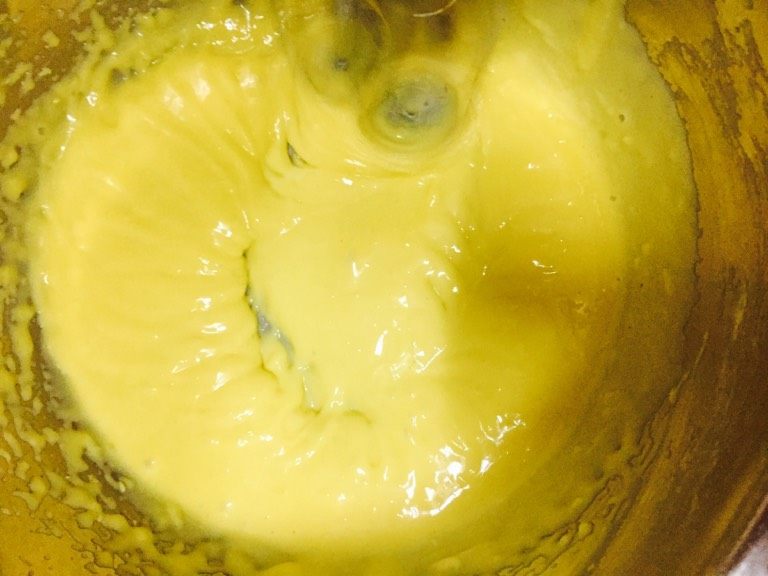 水果奶油蛋糕,筛入低粉，用打蛋器搅拌均匀.