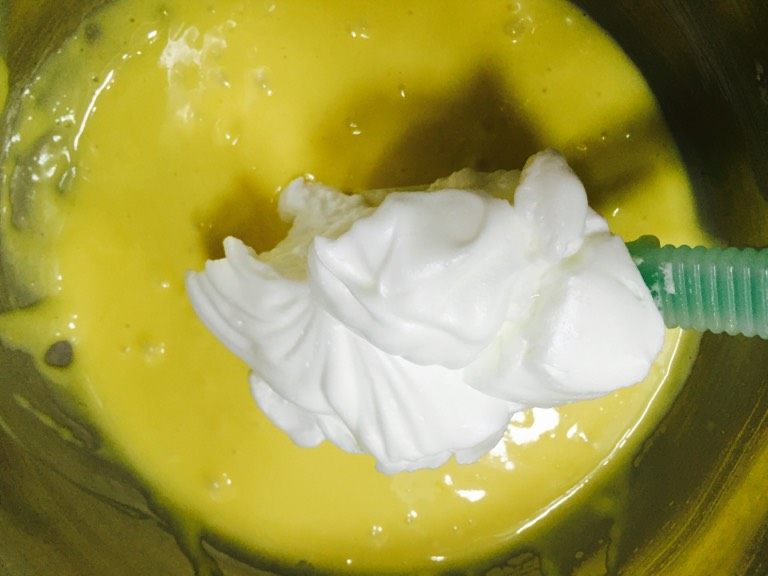 水果奶油蛋糕,1/3的蛋白加入蛋黄液，用十字翻拌的方法搅拌均匀.
