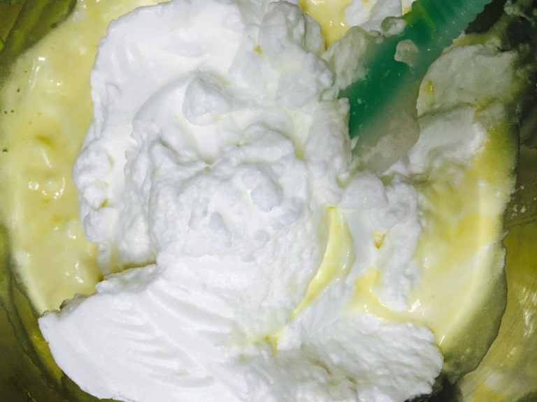 水果奶油蛋糕,把剩余的蛋白倒入蛋黄糊里，用十字翻拌的方法搅拌均匀.